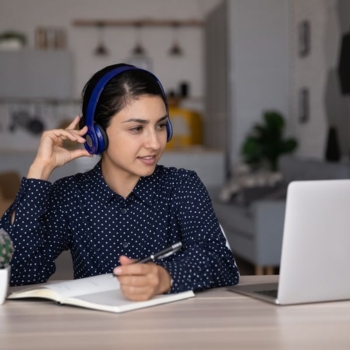 Laptop Kopfhörer Schulung Foto iStock fizkes